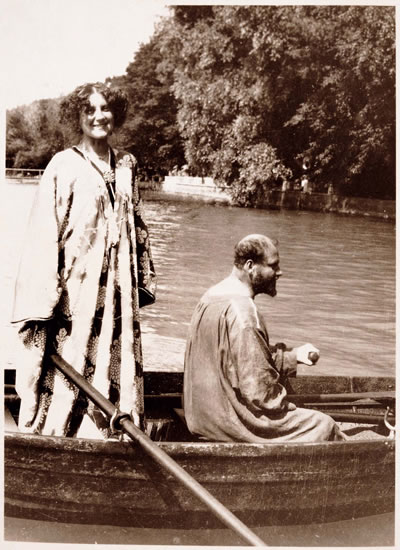 Emilie Flöge und Gustav Klimt im Ruderboot am Attersee, 1909 Fotopostkarte Wien Museum © Decorative Arts Consult Emilie Flöge trägt zwei Muffketten, die ihr Gustav Klimt geschenkt hatte. 