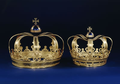 Die beiden Kronkarkassen Friedrichs I. und Sophie Charlottes bestehen aus massivem Gold und tragen den aufgesetzten, blau emaillierten Reichsapfel. Ursprünglich waren sie mit kostbaren Juwelen besetzt, die Friedrich II. 1741 abnehmen und anderwärtig verwenden ließ.