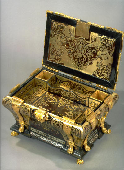 André Charles Boulle (1642-1732) Kastenförmiges Écritoire en tombeau Um 1690–1700 Ebenholz, Marketerie in Première partie und Contrepartie aus Schildpatt, Messing und Zinn. Ziselierte und vergoldete Bronze 28 x 36 x 26 cm Privatsammlung