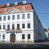 Fassade zur Maximilianstraße und lang gestreckte Flanke des Palais