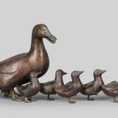 00194 Kurt Arentz, unbez.  Köln 1934 – 2014 München, ‚Ente mit sechs Küken‘, Bronze, L = 85 cm – Zertifikat Kunsthaus Binhold 12/2002 –  Ausruf€ 800,–