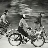 The Bicyclers, erschienen im Junior Bazaar August 1946 © Münchner Stadtmuseum Archiv, Hermann Landshoff 