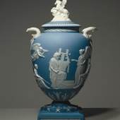 Josiah Wedgwood nach einem Entwurf von John Flaxman / Josiah Wedgwood after a design by John Flaxman Pegasus-Vase, 1786 Jasperware, blau mit weißen Reliefauflagen / jasperware, blue with white relief décor, 46 x (max.) 27 cm Stiftung Preußische Schlösser und Gärten, Potsdam, Marmorpalais
© Stiftung Preußische Schlösser und Gärten Berlin-Brandenburg. Foto: Roland Handrick