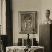 Hanna Bekker vom Rath im Roten Zimmer des Blauen Hauses mit Kunstwerken von Alexej von Jawlensky, Ida Kerkovius, Alexander Archipenko, Wilhelm Lehmbruck sowie dem Wuzhiqi, 1946 Foto: Marta Hoepffner © Estate Marta Hoepffner