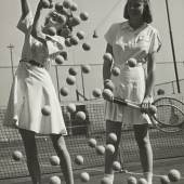 „Tennisbälle“, die Modelle Wanda Delafieldund Peggy Lloyd, um 1945 © Münchner Stadtmuseum Archiv, Hermann Landshoff 