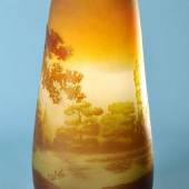 964	Vase "Gallé" gelbes, geätztes Glas, brauner/grüner Überfang, geätztes Landschaftsdekor, ovale Form, H= 34 cm, Anfang 20. Jh. 