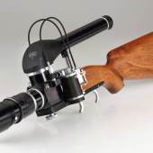 E. Leitz New York Leica Gewehr RIFLE, Nr. 123, 1938 Die Firma E. Leitz, Inc. New York brachte 1938 das Leica Gewehr unter dem Codewort 'Rifle' auf den Markt, welches auch nur ein Jahr lang hergestellt wurde. Es ist eines der seltensten und ungewöhnlichsten Zubehörteile in perfektem Originalzustand.  Startpreis: 120.000 EUR Schätzpreis: 220.000 - 260.000 EUR