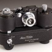 Leica 250 GG + Leica-Motor, Nr. 352404, 1942 Die Leica 'Reporter' ist eine Kamera für 250 Aufnahmen, die ab 1934 in sehr kleinen Stückzahlen hergestellt wurde. Während des 2. Weltkrieges wurden sehr wenige Exemplare mit einem elektrischen Motorantrieb ausgestattet und dienten der Luftaufklärung in deutschen Kampfflugzeugen Startpreis: 120.000 EUR Schätzpreis: 250.000 - 300.000 EUR