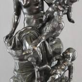 Katalog-Nr. 442 - Michel Clodion (Claude Michel) (1738 - 1814) - "Fauna mit Kinderpaar auf stilisiertem Felssockel" Bronzen » Figuren