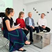 Im Gespräch über 35 Jahre Kunstverein Würzburg (v.l.): Isabell Ohst, Gründungsvorstände Dr. Andrea Heesemann und Ehrenmitglied Wolfgang Hülsen, und der Künstler Ralf Witthaus.  Foto: Hanh Ehrmanntraut  Jörg Nellen, Vorstand gem. §26 BGB