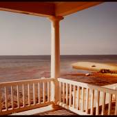 JOEL MEYEROWITZ (*1938) Porch, Provincetown 1977 8x10 Inch Kontaktabzug auf glänzendem Kodak Papier 20,3 x 25,4 cm Schätzpreis: € 2.200 – 2.800