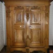  Los-Nr. 103 WESTFÄLISCHER EICHENSCHRANK 19. Jh Aufrufpreis 550 €