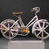  55 Robert Rauschenberg	 Bicycloid VII, 1992. Fahrrad, umrandet mit farbigen Neonröhren auf A... Schätzpreis: € 100.000 - 200.000 