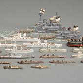 KatalogNr: 365 Konvolut Modell-Kriegsschiffe, zum Teil naturalistisch bemalt, 20 Schiffe und 1 Wellen-Modell, meist um 1900/20, L 4 bis 11,5cm, teils stark bespielter Zustand  	RP: 140,00 €