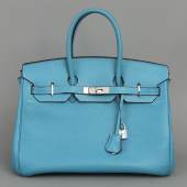 501 HERMÈS Birkin 35 Handtasche  türkisblaues Togo Leder (Bleu Turquoise), Palladium Hardware, Lederclochette mit 2 Schlüsseln, sowie Padlock (Nr. 121) vorhanden, 2010 (Jahresbuchstabe N im Quadrat), sehr guter Zustand (geringe Tragespuren)  Starting price €5,000 Estimate €10,000 