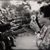 MARC RIBOUD (1923–2016) Marsch Gegen den Vietnam Krieg, Washington D.C. 1967 Silber-Gelatine Print 50,3 x 60 cm Schätzpreis: € 5.000 – 6.000