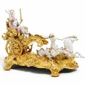 Allegorie Katharina II von Russland (1762-1796) Meissen. Um 1775. Die Montierung wohl Paris. Porzellan, farbig und gold staffiert. Feuervergoldete Bronze. Auf Volutenfüßen länglicher, fein ziselierter Rocaillesockel aus feuervergoldeter Bronze, die Oberfläche in plastischen Wellen gearbeitet. Höhe 26,5cm, Länge 38cm, Breite 21cm. Zustand C. Ergebnis € 30.000