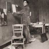 Amedeo Modigliani in seinem Atelier, um 1915. Unbekannter Fotograf. Modigliani, Paris, um 1918. Unbekannter Fotograf.