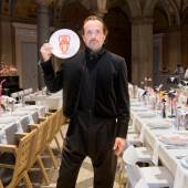 Andreas Kronthaler, Creative Director von Vivienne Westwood, mit der MAK × Gmundner Keramik × Vivienne Westwood Special Plate Edition © eSeL.at - Joanna Pianka 