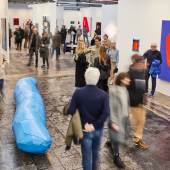 Art Düsseldorf 2023: Kunstmesse mit farbenfrohen Gemälden, Skulpturen und Besuchern in Bewegung. Dynamische Atmosphäre in einer Halle mit industriellem Charme. (c) Foto Sebastian.Drüen