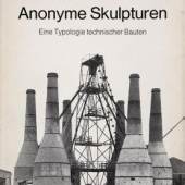 Becher, Bernhard und Hilla
1931 Siegen - 2007 Rostock;
1934 Potsdam - lebt und arbeitet in
Düsseldorf

Anonyme Skulpturen - Eine Typologie technischer Bauten. 
Düsseldorf: ART-PRESS Verlag, 1970. Blaues Originalleinen und illustrierter Schutzumschlag. 8 Textseiten und 194 ganzseitige Phototafeln zu den Themen Kalköfen, Kühltürme, Hochöfen, Fördertürme, Wassertürme, Gasbehälter und Silos. Auf dem Vorsatz von Bernd und Hilla Becher mit Bleistift signiert.