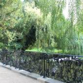 Exzellente Schmiedekunst: Geländer der Wiesenwegbrücke im Park Sanssouci. Foto: SPSG/Grit