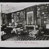 Blick in die Bibliothek der Dahlemer Villa von Johanna und Hermann Ploschitzki um 1930. Der Buddha-Kopf steht im Bild links vom Kamin. Hansi Share papers, Collection no. 6160, Special Collections, © USC Libraries, University of Southern California.