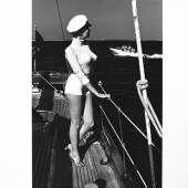 Helmut Newton Winnie on Deck, Off the coast of Cannes Schätzwert 20.000 / 30.000 € Versteigert um 73.500 € in Paris © Artcurial