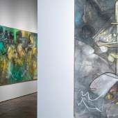 Ausstellungsansicht „Roberto Matta: 1911–2002“ in der Ca’ Pesaro, Venedig. Gezeigt werden zwei großformatige, farbintensive Gemälde, die surrealistische Formen und Strukturen darstellen. (c) Irene Fanizza