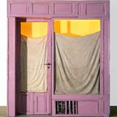 Christo, Purple Store Front, 1964 Holz, Emailfarbe, Plexiglas, Stoff, Acrylfarbe, Papier, Drahtgitter, Türgriff und Schloss, Schrauben, Nägel, LED-Licht 235.3 x 220.3 x 34.9 cm © 2024 ProLitteris, Zürich; Christo and Jeanne-Claude Foundation, Foto: Wolfgang Volz