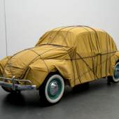 Christo, Wrapped Beetle 1963 (Objekt 2014), 1963 / 2014, Auto, Stoff, Seile 150 x 158,5 x 414 cm, Im Besitz des Künstlers, © Christo 2014