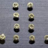 10 Rockknöpfe aus der Diamantrosengarnitur (einzelne erhalten) Jean Jacques Pallard, Genf 1753, Inv.-Nr. VIII 9/1-10