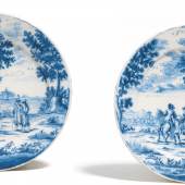 Zwei Bildteller mit Landschaften und Figurenstaffage Delft | 1694-1712 | De Roos | Beiger Scherben, weiße Glasur, Dekor in Blau und Schwarz | ø 22cm Taxe: 1.500 – 2.000 Euro