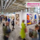 Messeansicht der Discovery Art Fair Cologne in der XPOST Köln, mit vielfältigen zeitgenössischen Kunstwerken. (c) discoveryartfair.com