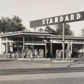 Ed Ruscha, Standard Station, Amarillo, Texas, 1962. Whitney Museum of American Art, New York. © Ed Ruscha. Image: © Whitney Museum of American Art / Licensed by Scala / Art Resource, NY