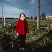 William Eggleston Ohne Titel (Boy in Red Sweater) 1971 Dye Transfer-Abzug 1996. 32,2 x 45,1 cm (39 x 48,6 cm). Schätzpreis € 20 / 30.000