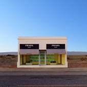 Elmgreen & Dragset, Prada Marfa, 2012 HD Video, Dauer 8:00 min © 2024 ProLitteris, Zürich; Elmgreen & Dragset