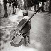 Eva Besnyö, Junge mit dem Cello, Balaton, Ungarn, 1931, Silbergelatine © Eva Besnyö / MAI