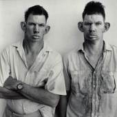 Dresie and Casie, twins, Western Transvaal, 1993 aus der Serie Platteland © Roger Ballen