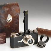 Leica I Mod.A Anastigmat, Nr. 239, 1925 Die früheste Version der ersten serienmäßig gefertigten Leica Kameras, wie sie auf der Leipziger Frühjahrsmesse 1925 erstmals vorgestellt wurde, in extrem seltenen Originalzustand.   Startpreis: 40.000 EUR Schätzpreis: 70.000 - 80.000 EUR