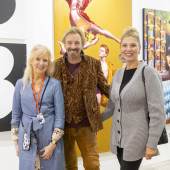  Impressionen art KARLSRUHE 2024 - Thomas Gottschalk mit Begleitung bei Art Galerie 7 Credit: Messe Karlsruhe/ Jürgen Rösner