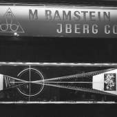 Schaufensterdekoration von Jean Tinguely, Optiker «M. Ramstein Iberg Co.», Basel, Mai 1949 Staatsarchiv Basel-Stadt, BSL 1022 KA 1601 D (Foto: Peter Moeschlin)