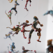 Lindy Annis, Simple Souls, 2020, Installation mit 240 Figuren aus Papier, jede Figur: 14 cm hoch, Supermarktprospekte, Nähfaden, Nylon-Faden, © Foto: Lindy Annis