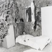 Foto: Hermann Nitsch, 3. Aktion (im Rahmen des Fests des psychophysischen Naturalismus) I 28. Juni 1963 I Atelier Muehl, Perinetgasse 1, 1200 Wien und Straße vor dem Atelier IFoto: Ludwig Hoffenreich, Georg Mikes I Musik: Anestis Logothetis I Mit: Otto Mue