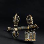 Gold- und silbertauschierter Vajra-Hammer, Tibet, 15. Jhdt..  SP: 9000 Euro
