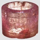 Gravierter Bogenring, rosafarbigem Spinell, Inschrift Kaiser Qian Long. Zuschlag: 24000 Euro