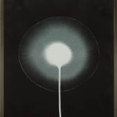 Los 1379 - Otto Piene, Weiße Blume, Farbserigrafie von 1970, silberfarbener Metallrahmen. Schätzpreis:	500 - 600 EUR