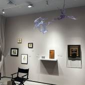 Von links nach rechts: Lichtrelief von Heinz Mack, Werke von Lyonel Feininger, Max Ernst, Neo Rauch und Paul Klee, Skulptur von Heinz Mack, Werke von Yves Klein und Christo   
