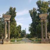 Imposanter Eingang: das Obeliskportal im Potsdamer Park Sanssouci. © SPSG / Andreas Rentmeister