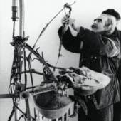 Jean Tinguely beim Aufbau von Die Mutter, anlässlich der Ausstellung Tinguely, Galerie Beyeler, Basel, 1987, Foto: Leonardo Bezzol